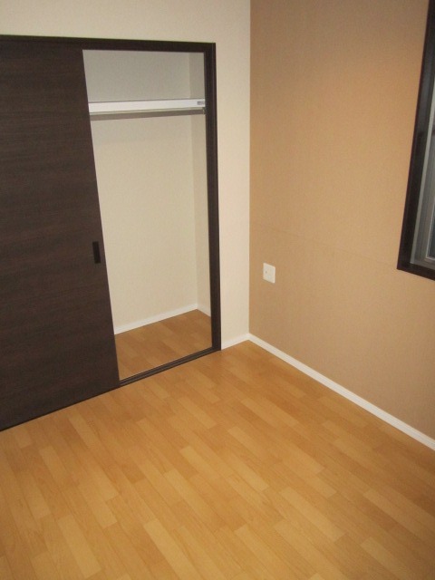 寝室にも収納あり。