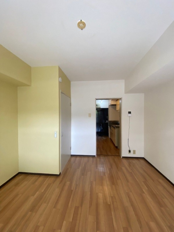 7.5帖のおしゃれな洋室です