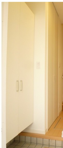 玄関にも収納。