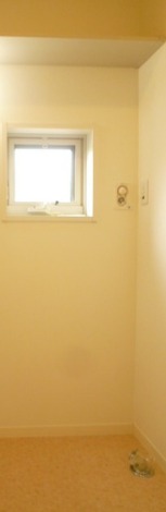 洗濯機はここ。