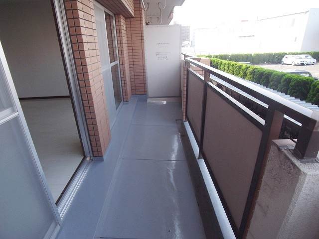 広いバルコニーで洗濯物もたっぷり干せそうです