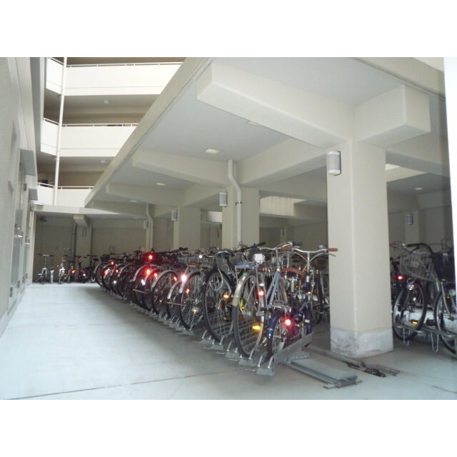 自転車はこちらへ。