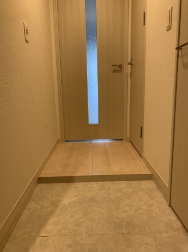 明るい玄関でお出迎え。