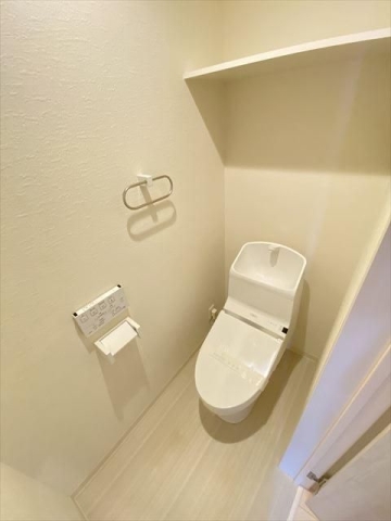 収納棚も付いた清潔感のあるトイレ空間