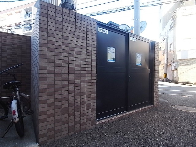 入り口を出てすぐの所にゴミ捨て場があります