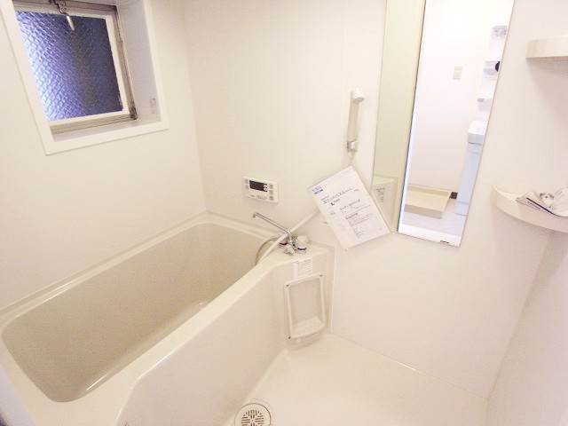 バスルームに小窓も付いているので換気も楽々