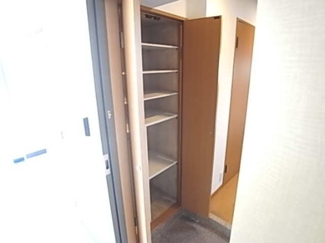 玄関収納も完備。