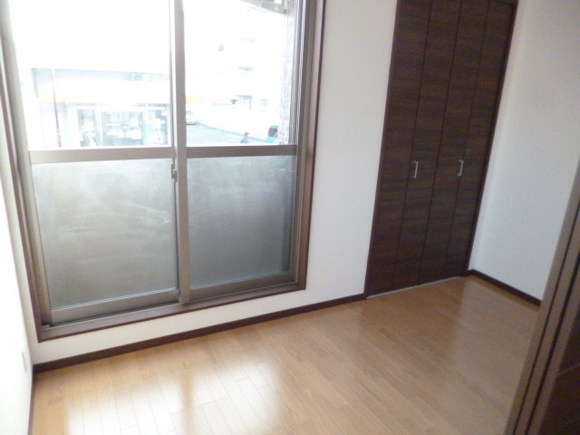 こちらは寝室にピッタリの洋室です