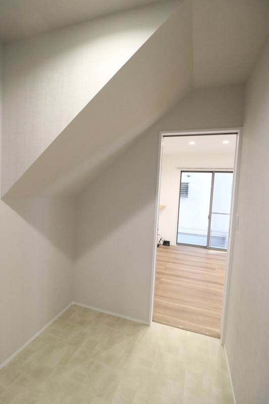 階段下にも収納がございます