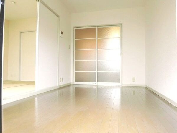 家具の配置に困らないリビングですね