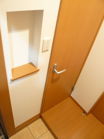 玄関には小物置きスペースがございます