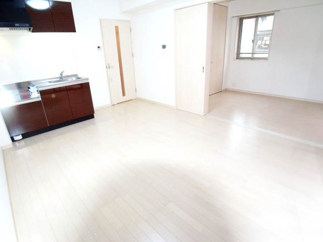 人気のホワイトフローリングのお部屋です