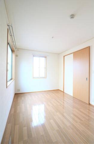こちらは寝室にピッタリの洋室ですね