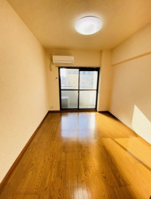 こちらは寝室にピッタリの洋室です