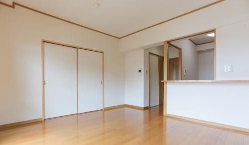 広々リビングでゆっくりお過ごしください