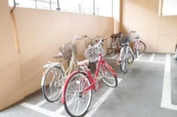 自転車はこちらにお停めください！