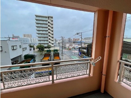 天気のいい日はこちらで洗濯物を干せます