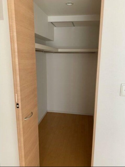 お洋服はこちらのクローゼットへ