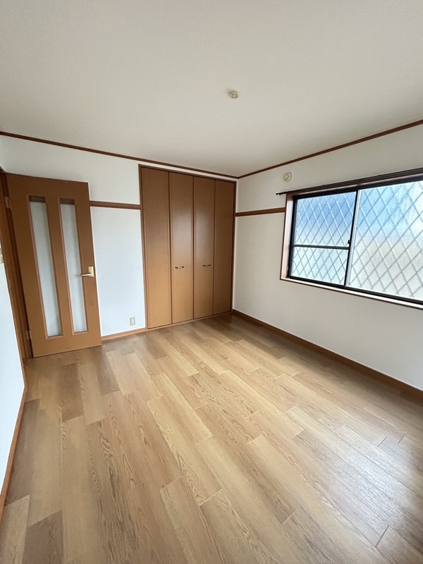 こちらは寝室にピッタリの洋室です