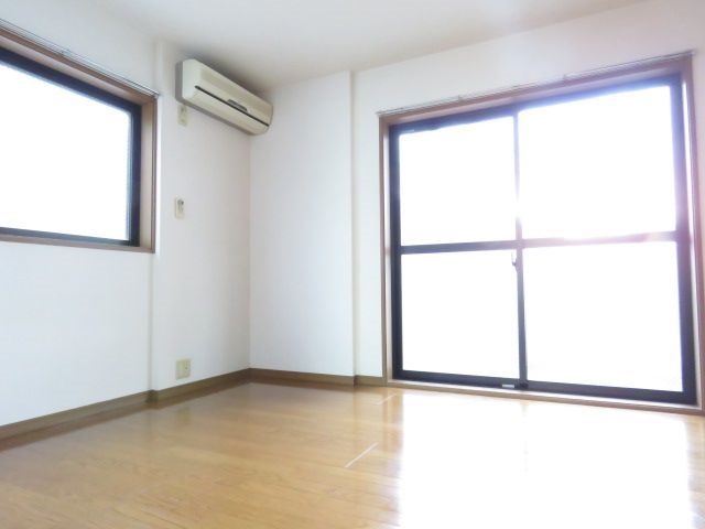 2面窓で明るく広々感じる生活空間です
