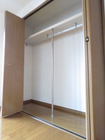 たっぷりと収納できるクローゼットです