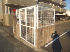 共有のゴミ捨て場もございます。