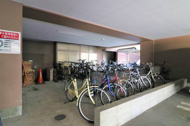屋根付き駐輪場完備