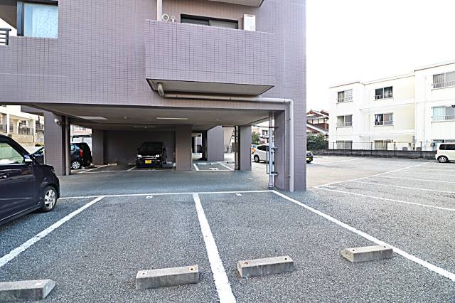 駐車スペース充分です。