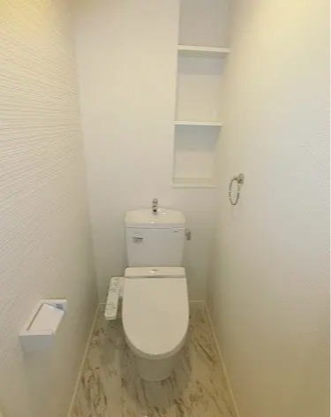 温水洗浄便座付きの綺麗なトイレです