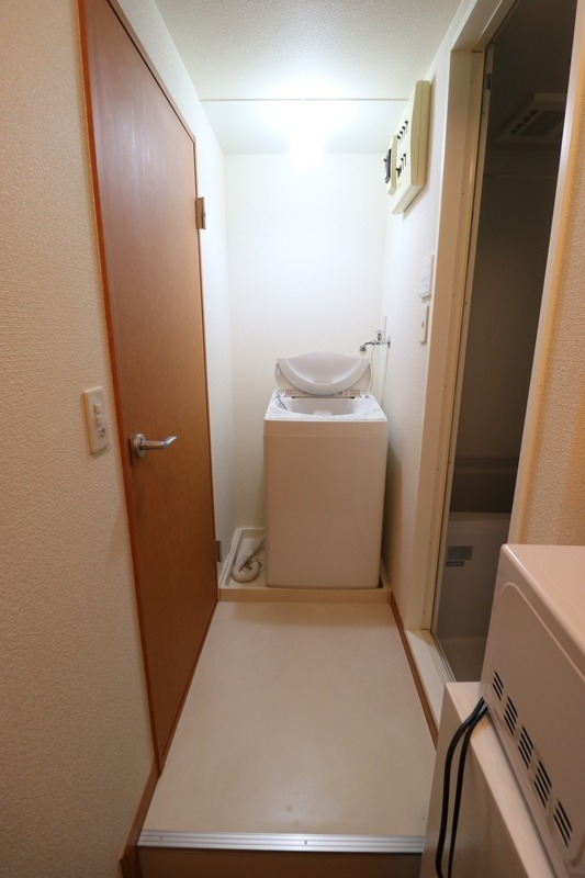 洗濯機はここ。