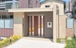 オートロックつきで女性の方も安心