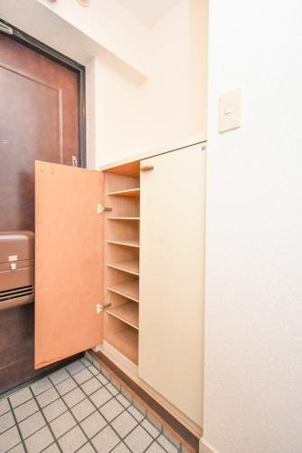 玄関にも収納がございます。