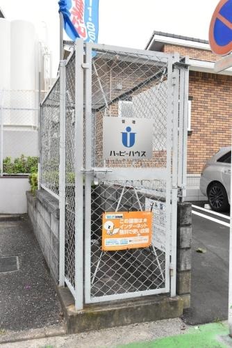 ごみ置き場も敷地内にあります。
