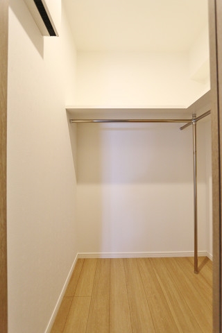 奥行きたっぷりの収納です。たくさん入りますよ