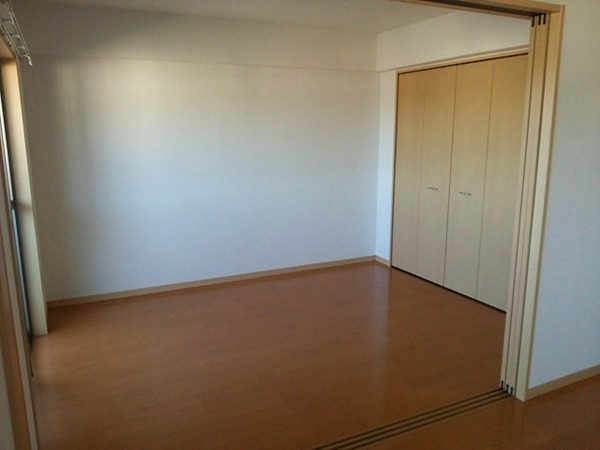 こちらは寝室にぴったりの洋室です