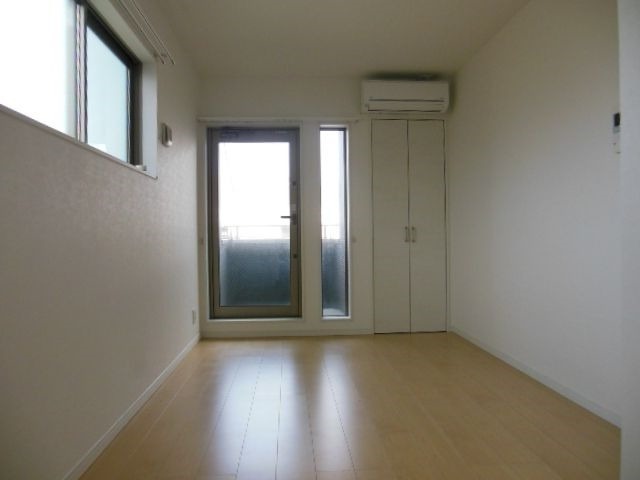 奥行がある洋室です