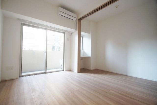 奥の部屋は寝室にいかがでしょうか。