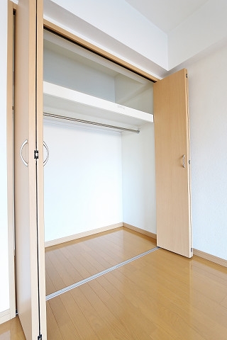 奥行きや広さのあるクローゼットなので収納しやすいです