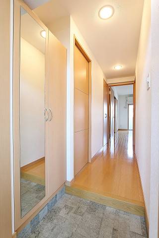 大きな鏡付でお出かけ前の最終チェックができます