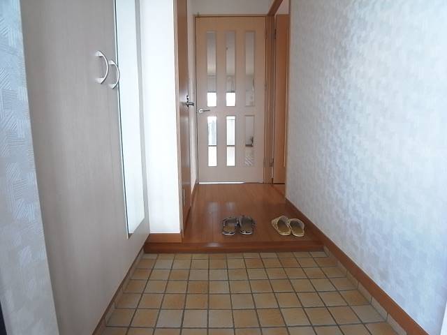 玄関まで明るいですね。