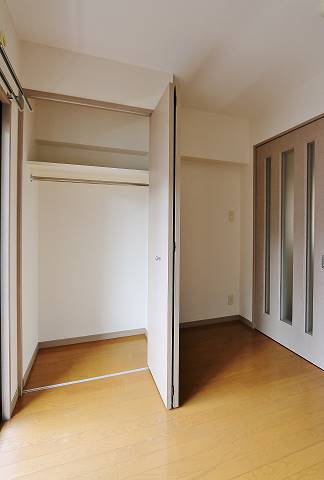 奥行きのある収納で荷物の多い方も安心ですね