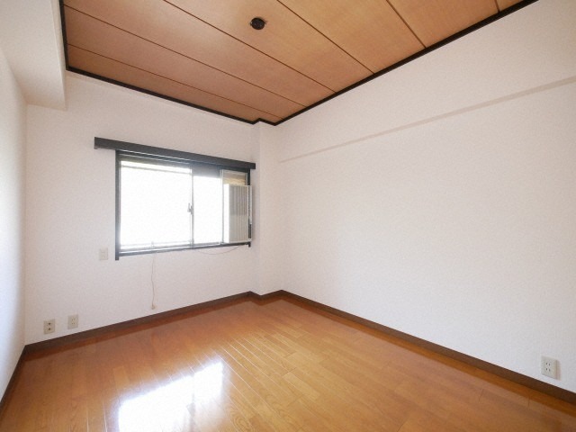 こちら寝室にいかがでしょうか。