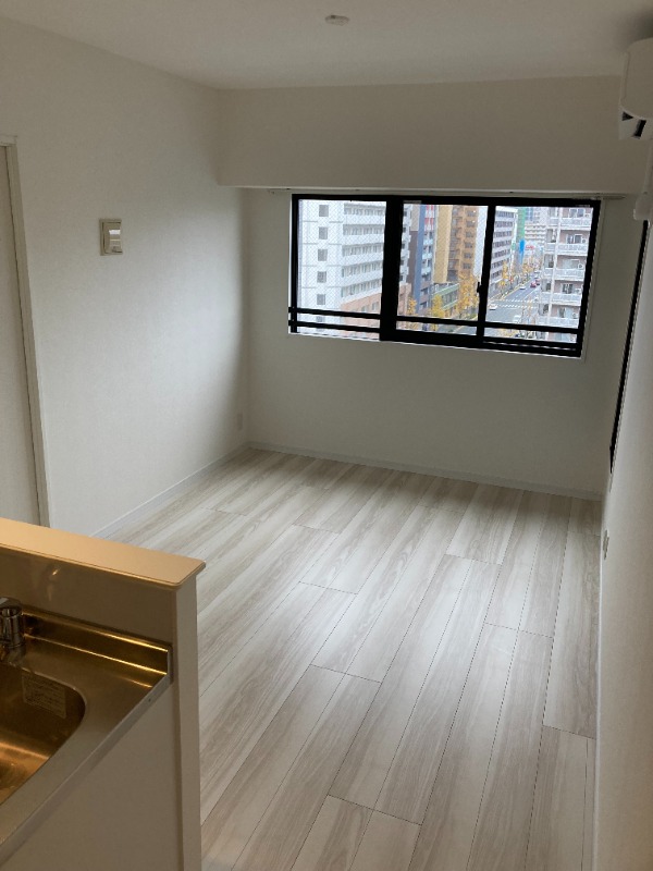 窓が大きく明るいお部屋です