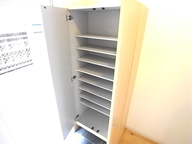 玄関収納もございます。