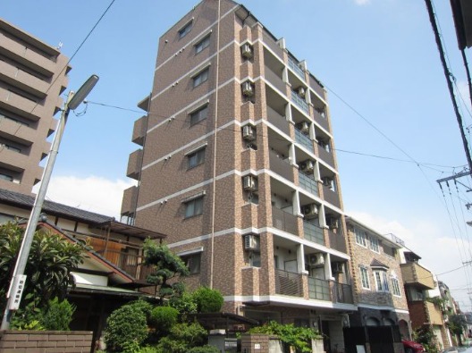 中央区にそびえ立ちます