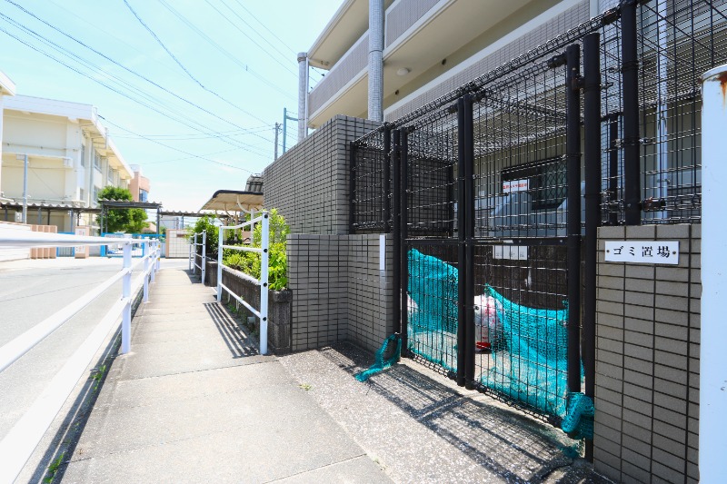 敷地内にゴミ捨て場もございます。