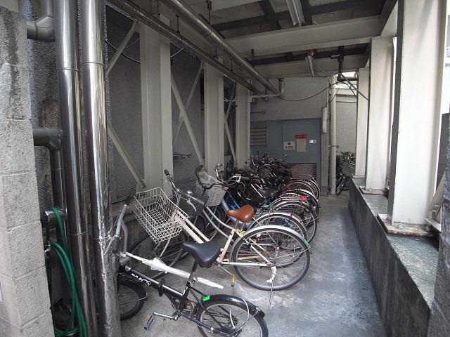 駐輪場は屋根付きです