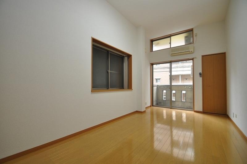 窓が多くて明るいお部屋です
