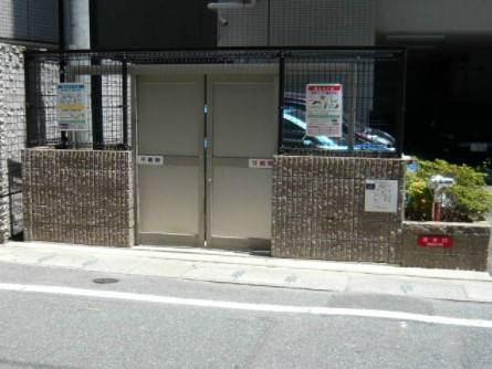 敷地内ごみ置き場です