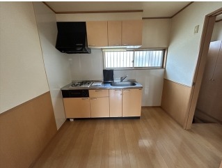 キッチン窓から光が差し込みます♪